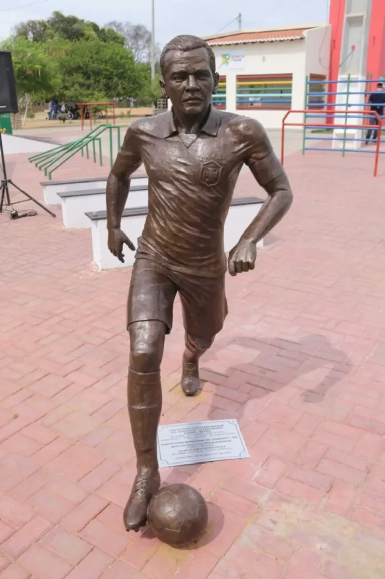 estatua-daniel-alves
