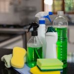 ainda-vida-de-ferramentas-de-limpeza_23-2150552218